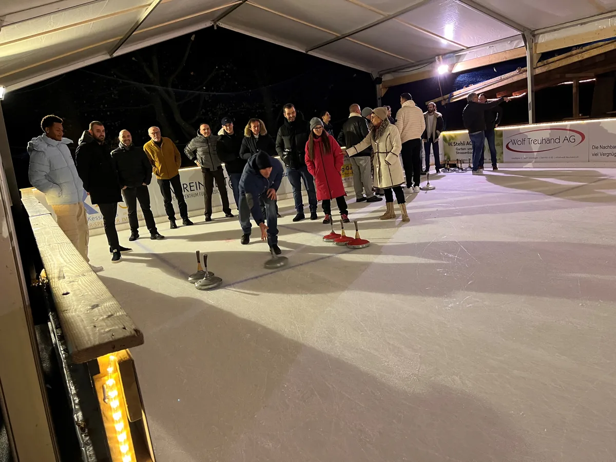 Eisstockschiessen auf der Schloss-Eisbahn in Grüningen.
